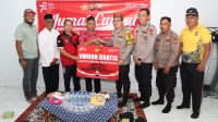 Kapolresta Denpasar Berikan Apresiasi Berupa Tiket Ibadah Umroh Gratis Kepada Salah Satu Jamaah Mushola Baitul Amanah (Foto : Istimewa)