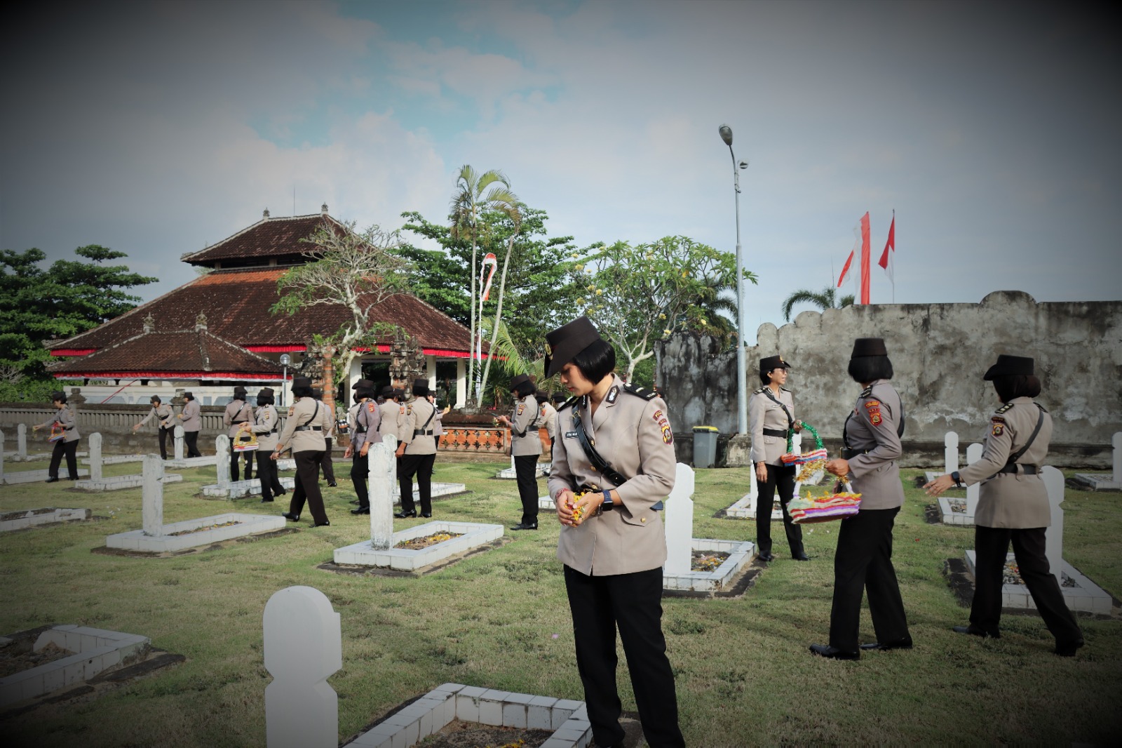 Hari Jadi Polwan RI ke-75, Srikandi Polda Bali Laksanakan Ziarah/Tabur Bunga ke Taman Makam Pahlawan