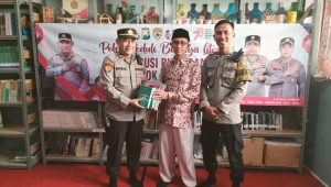 Peduli Budaya Membaca, Polres Gresik Bagikan Buku Sampai Pelosok Desa