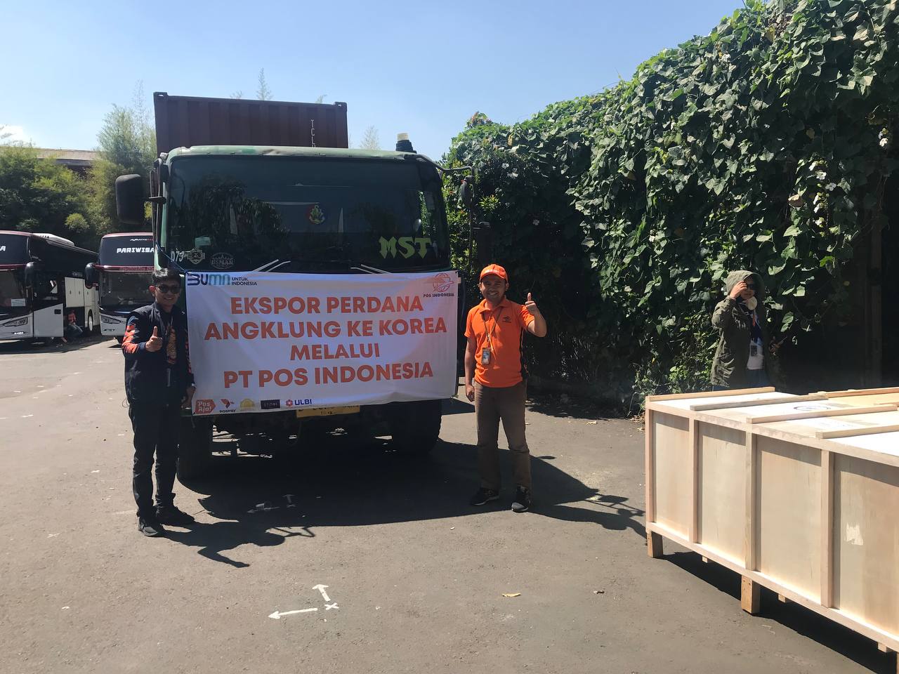 Ekspor Perdana, Pos Indonesia Kapalkan 14 Jenis Angklung ke Korsel