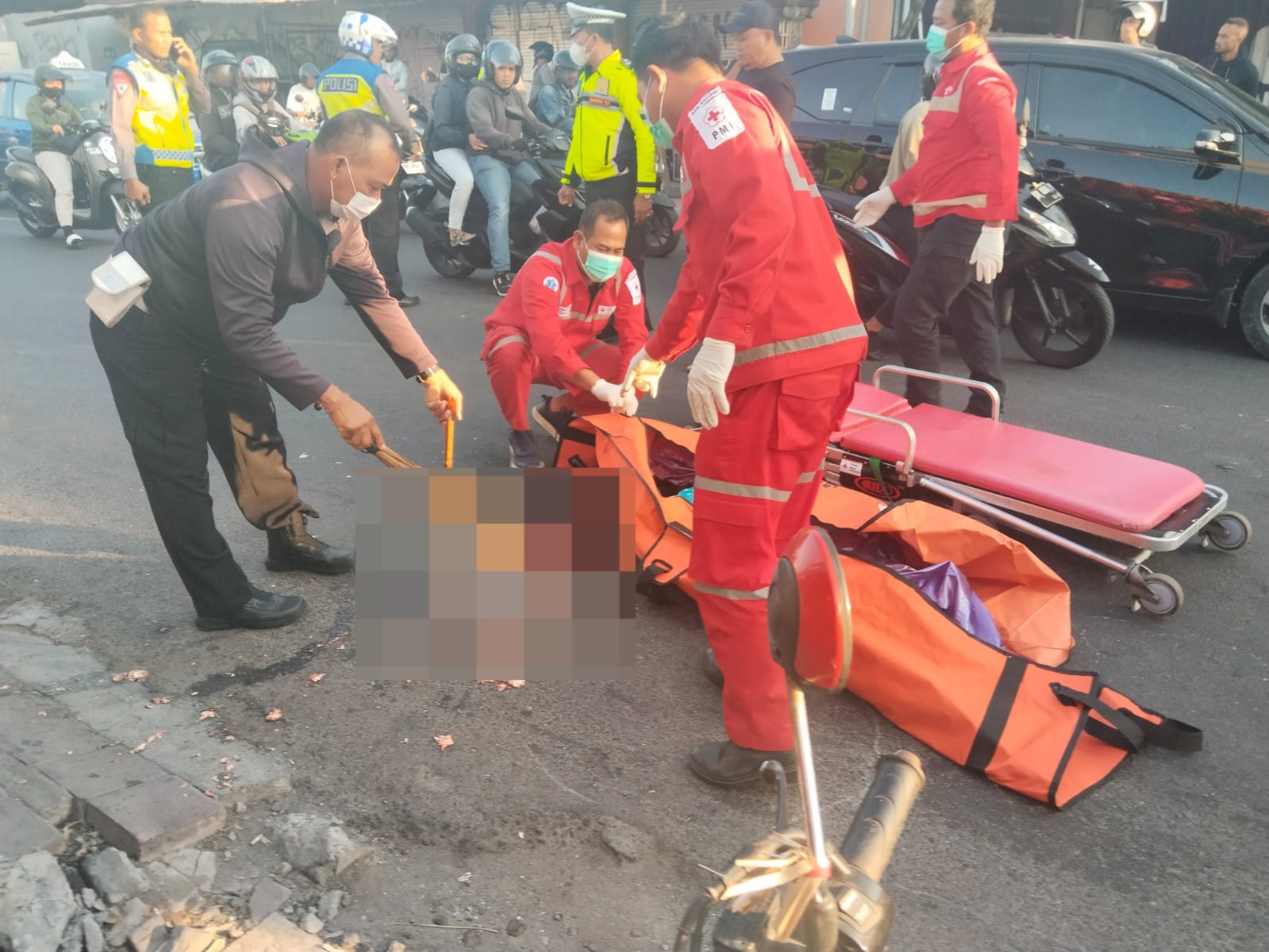Pengendara Motor Tewas Dilindas Truk, Isi Kepala Pecah