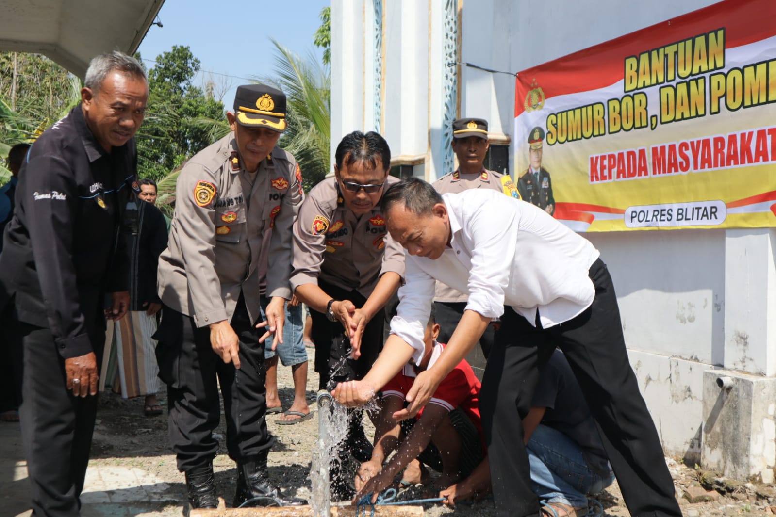 Hadapi Musim Kemarau Polres Blitar Berikan Bantuan Sumur Bor dan Pompa Air Untuk Warga
