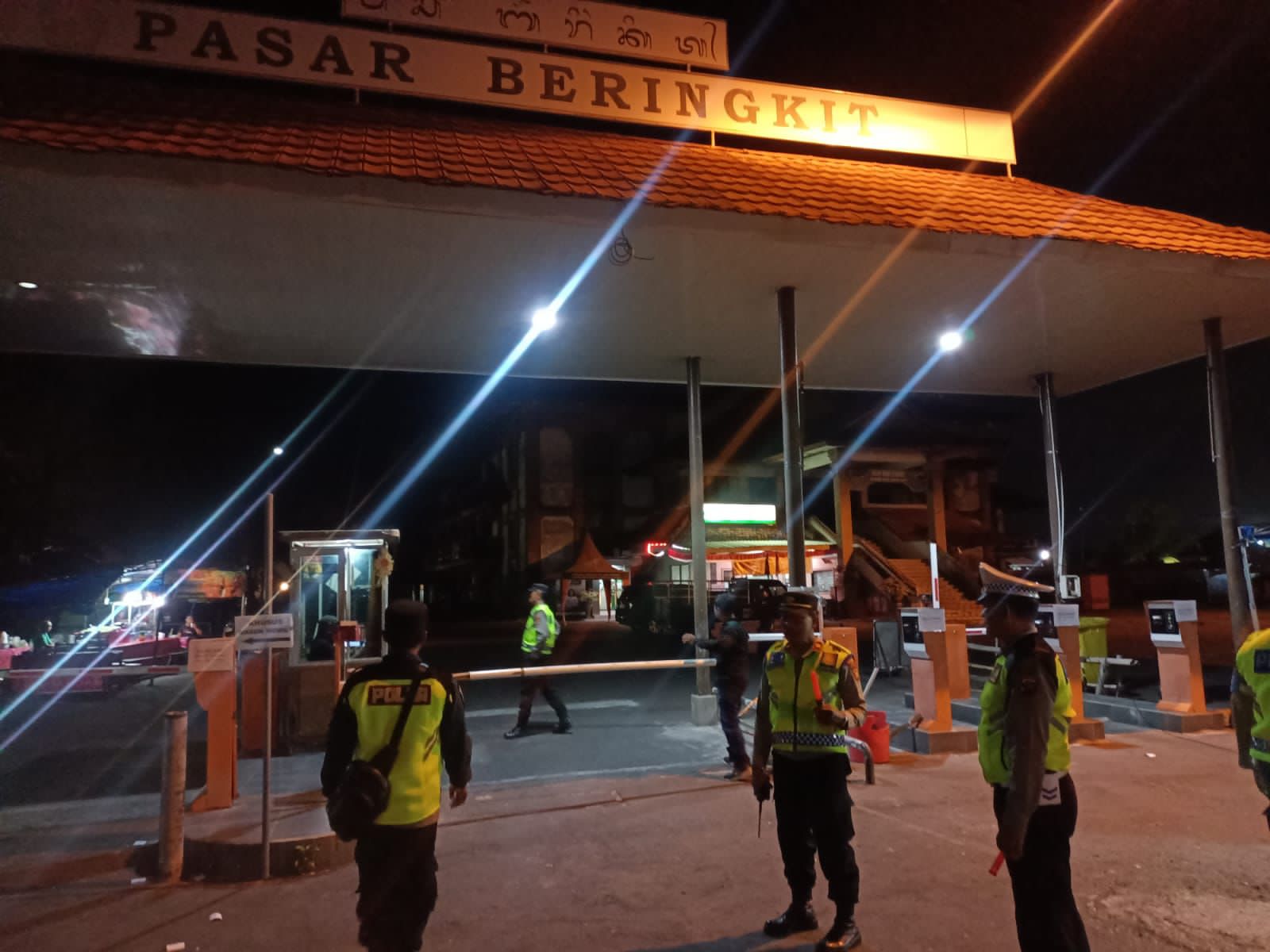 Atensi Malam Minggu Blue Light Patrol Polsek Mengwi Sasar Tempat Keramaian