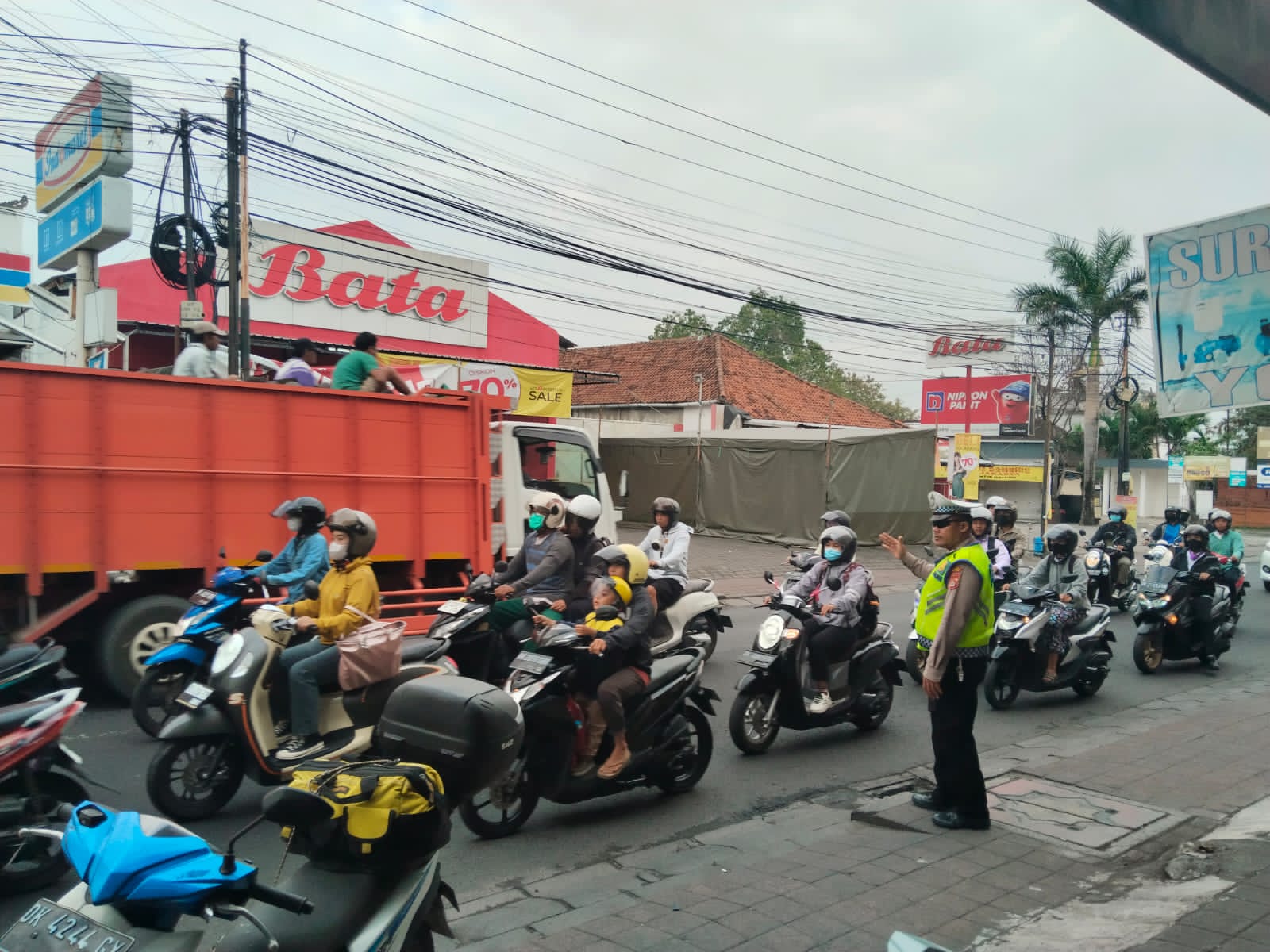 ‎Personel Polsek Kuta Utara Rutin Tergelar PH Pagi Di Simpang Rawan Kemacetan