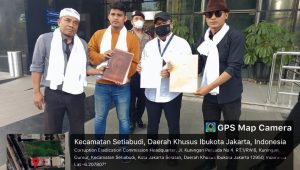 LSM Merdeka Jatim Gruduk Kantor KPK Dan Menyerahkan Buku Para Pendosa Yang Belum di Hisap Oleh KPK
