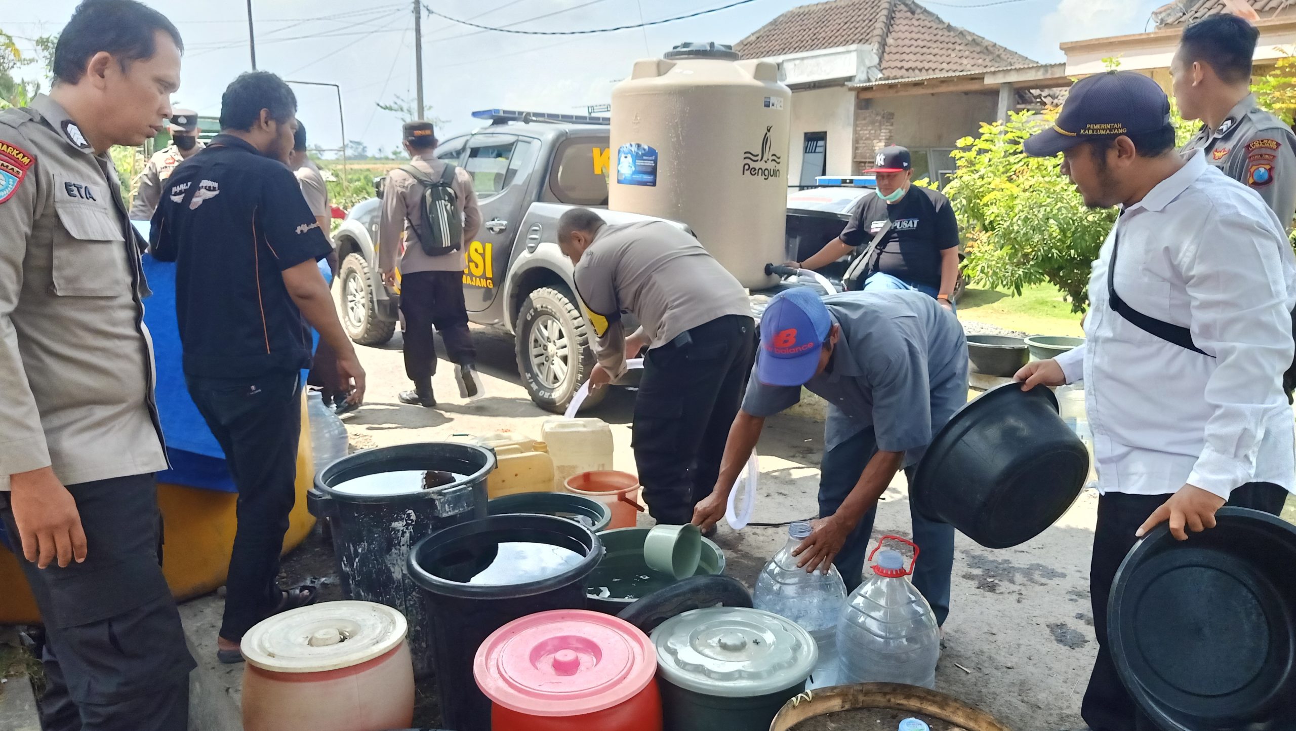 Polres Lumajang Kembali Distribusikan Bantuan Air Bersih Untuk Warga