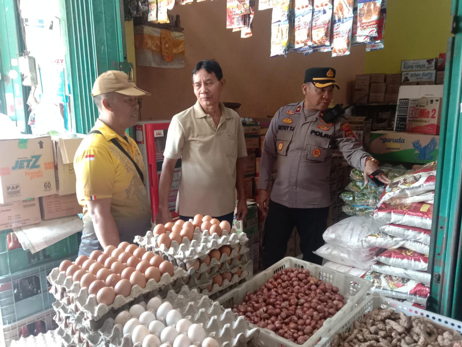 Kapolsek Mengwi Cek Harga Bapokting di Pasar Mengwi