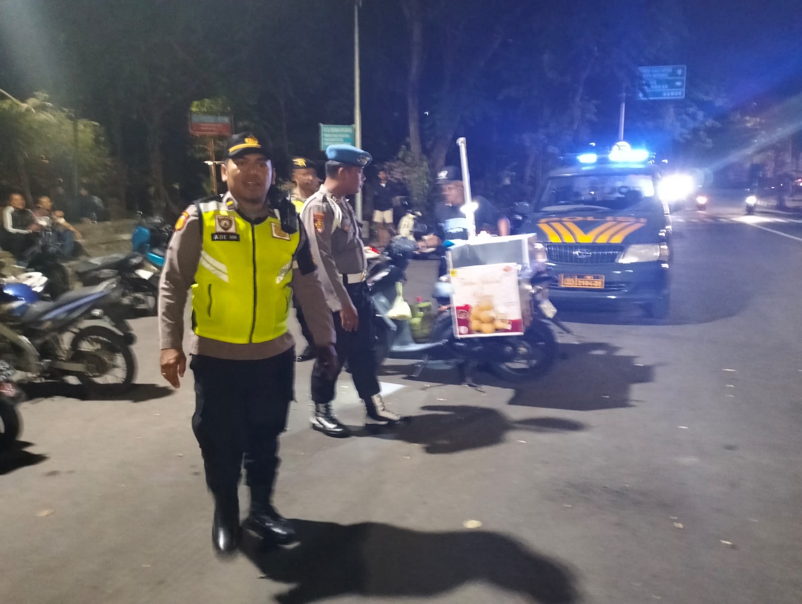 Polsek Denpasar Utara Melaksanakan Kegiatan “Blue Light Patrol” Patroli Dengan Menyalakan Lampu Rotator Berwarna Biru