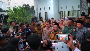 Kapolres Gresik Bersama Bupati Gresik Jenguk Siswi SD yang diColok Tusuk Pentol