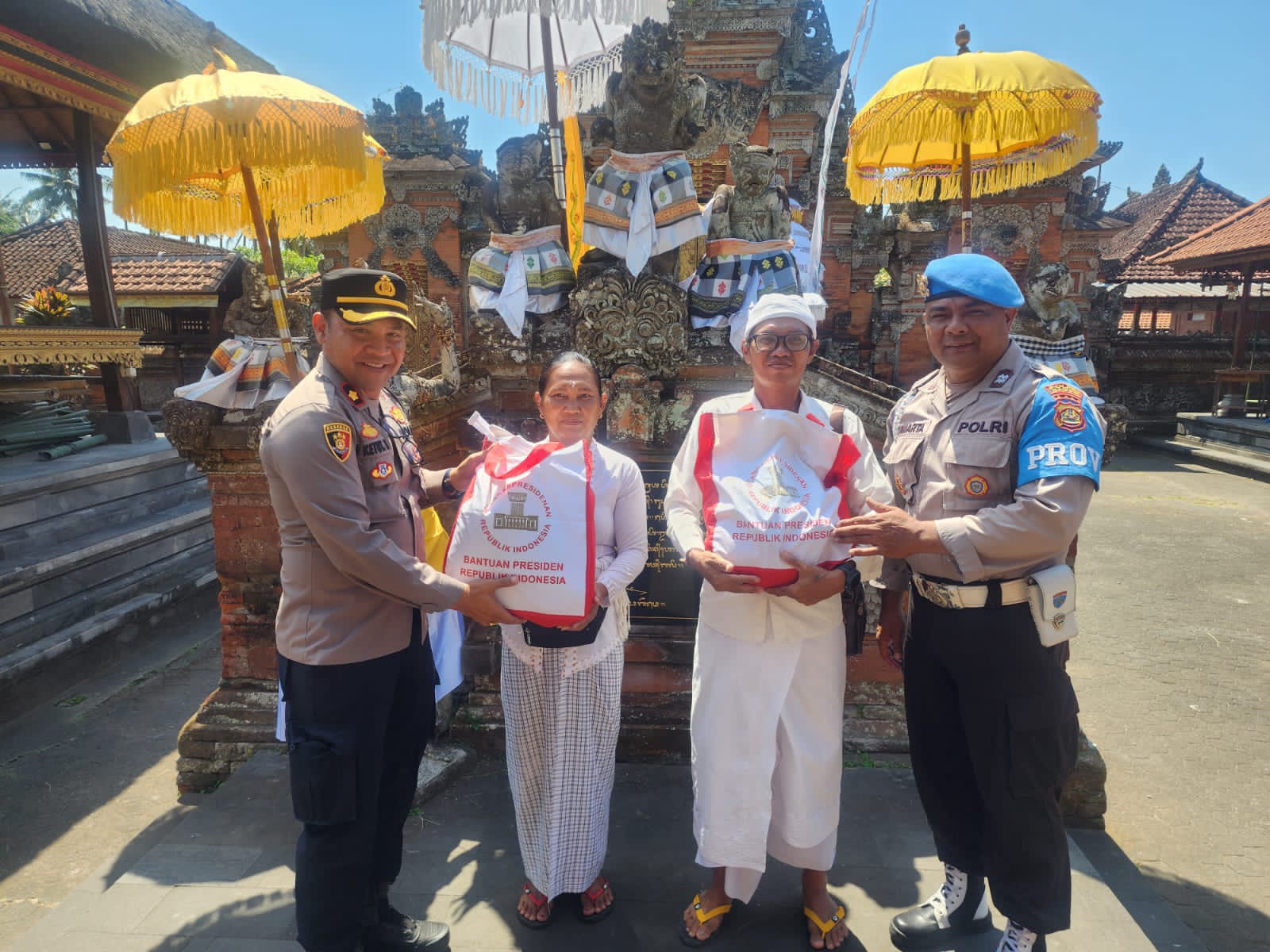Kapolsek Mengwi Turun Ke Desa-desa Bagikan Ratusan Paket Sembako Kemanusian
