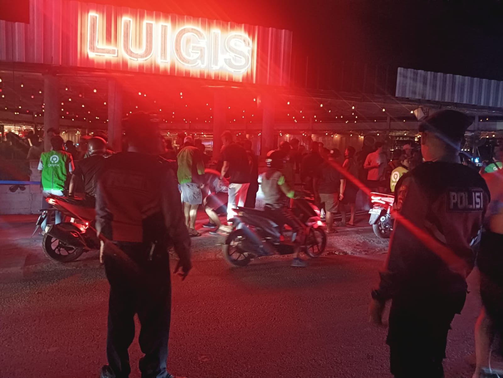 Polsek Kuta Utara Patroli Blue Light Tertibkan Pengguna Jalan Saat Bubaran Pengunjung