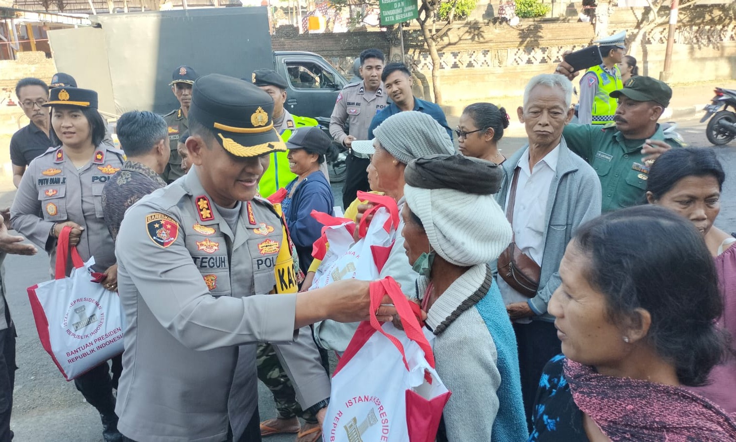 Penyaluran Sembako Dari Bapak Presiden di Daerah Hukum Polres Badung