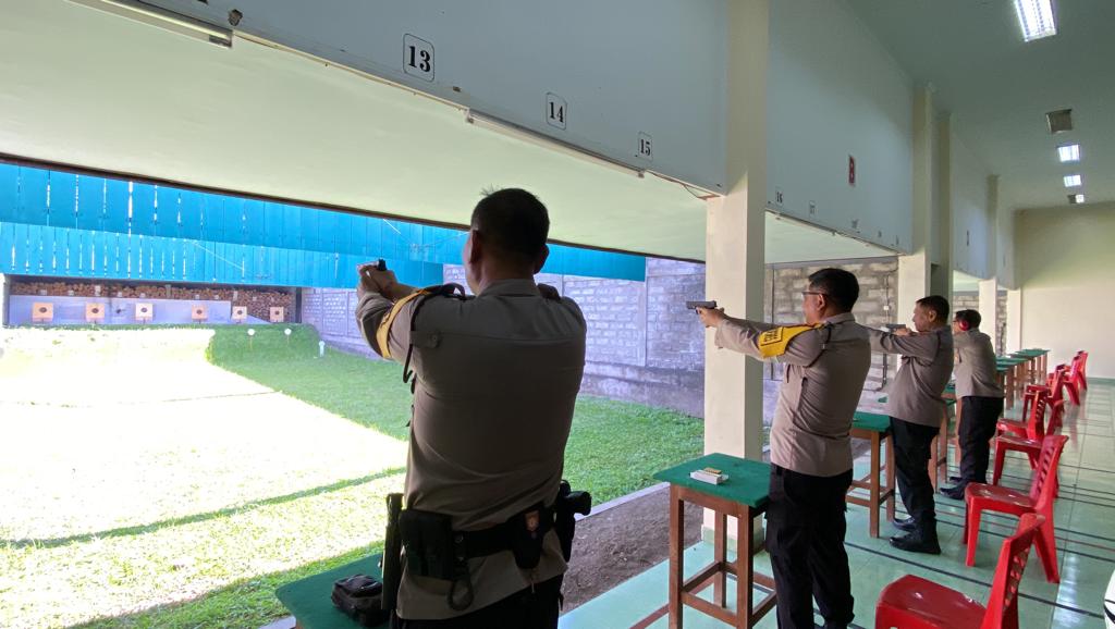 Puluhan Anggota Polres Badung Asah Kemampuan Menembak