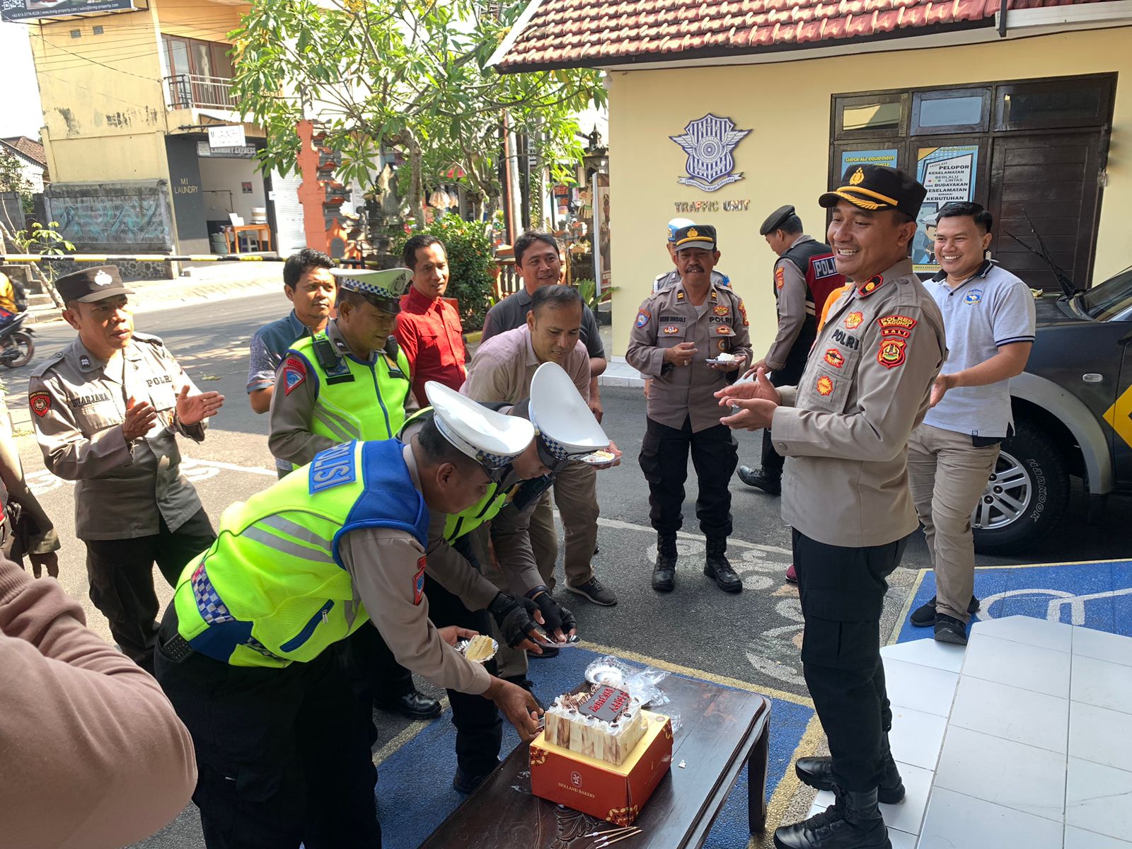Kapolsek Kuta Utara Berikan Suprise Ulang Tahun Kepada Anggota