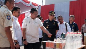 Satpol PP Bersama Bea Cukai Musnahkan Jutaan Batang Rokok dan Miras