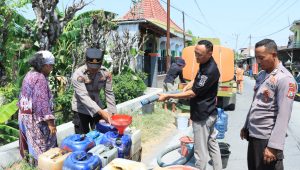 HUT Humas Polri, Polres Gresik Gelar Baksos Air Bersih 25 Ribu Liter di Duduk Sampeyan