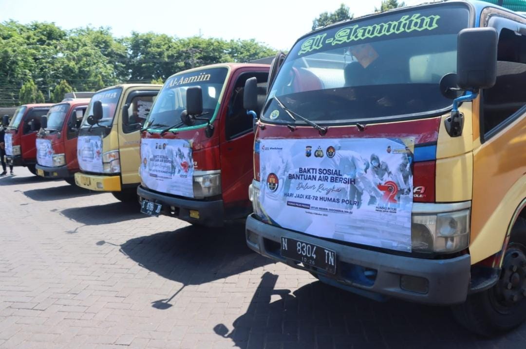 Jelang HUT Ke-72 Humas Polri, Polres Pasuruan Dan Kabid Humas Polda Jatim Bagikan Air Bersih