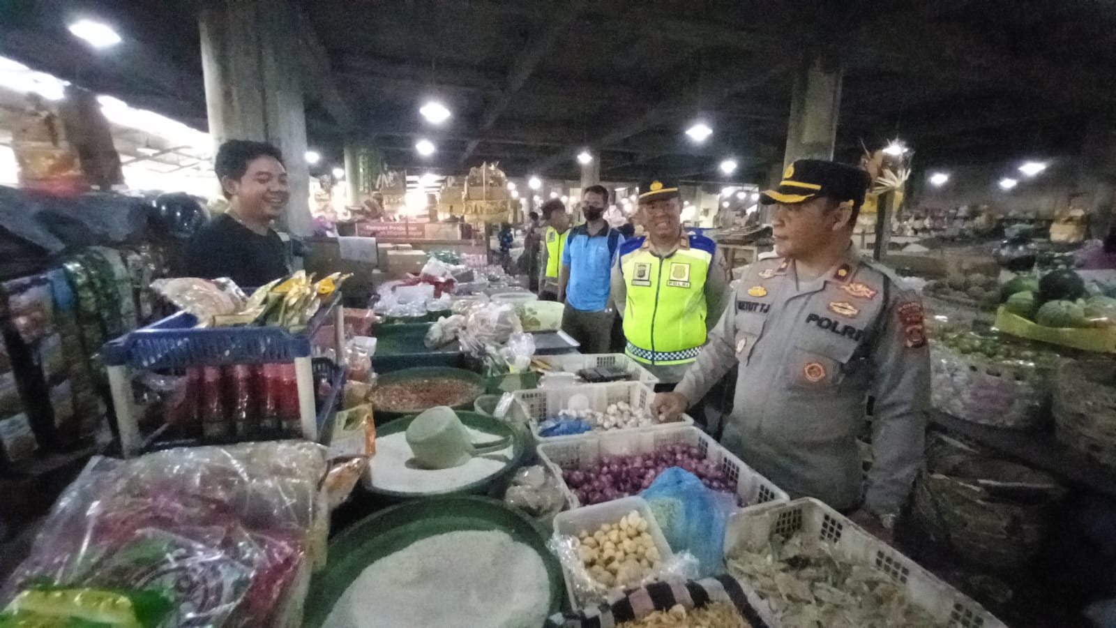 Kapolsek Mengwi Dialogis Dengan Pedagang Pasar Mengwi