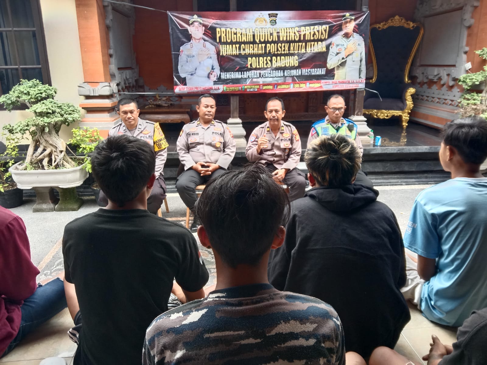 Jumat Curhat Kanit Binmas Polsek Kuta Utara Serap Keluhan Para Buruh Bangunanan