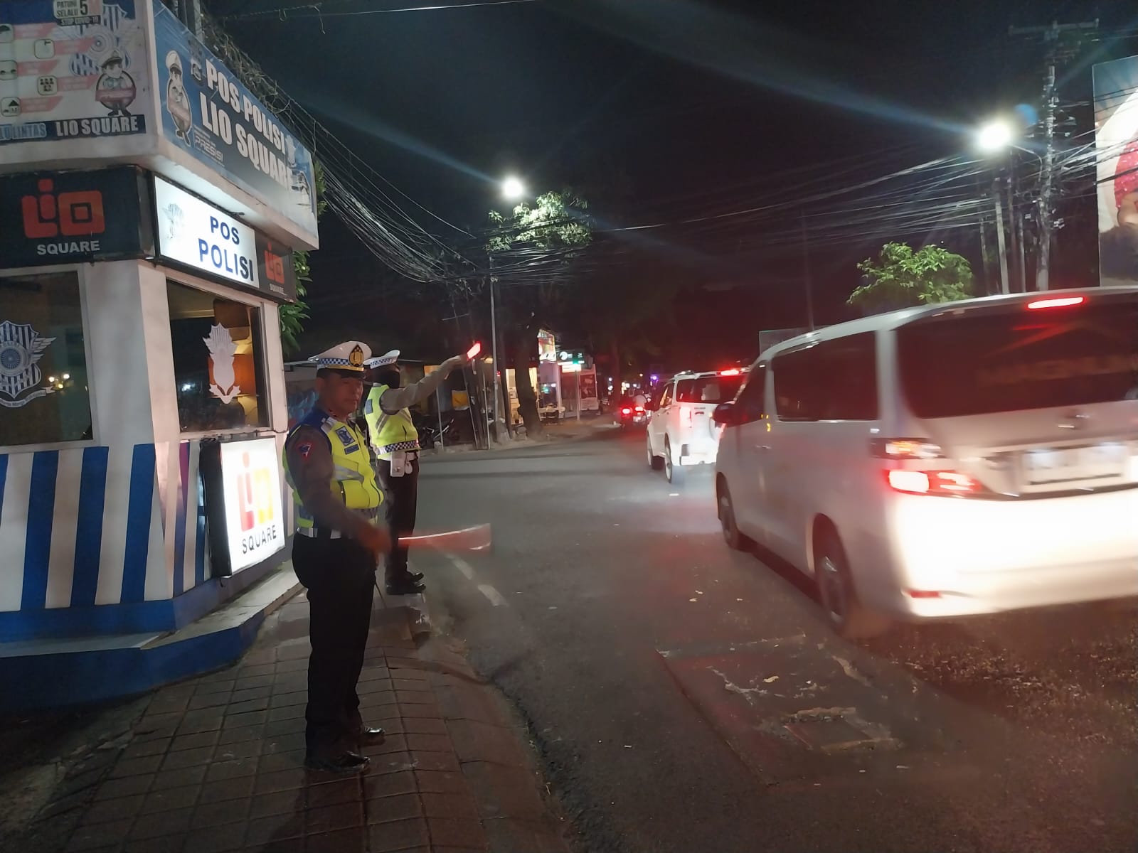 Lancarkan Arus Lalin Unit Lantas Polsek Kuta Utara Lakukan Pengaturan Malam Hari