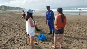 Berikan Rasa Aman Ke Pengunjung Pantai Ini Yang Dilakukan Personel Satpolair