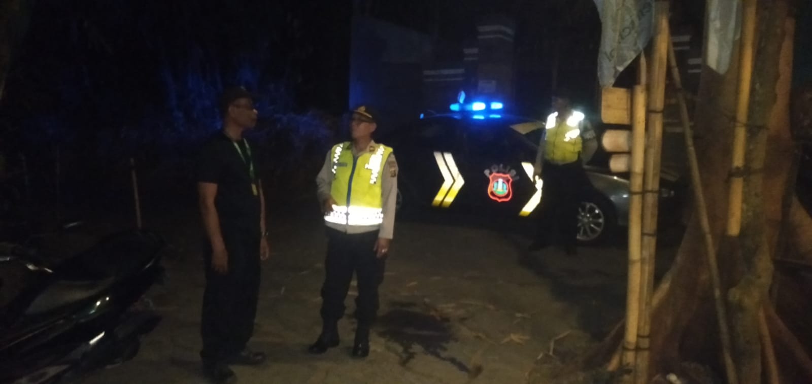 Giatkan Blue Light Patrol, Patroli Polsek Abiansemal Sambangi Satpam Sekolah