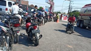 Marak Sepeda Motor “Ngangsu” BBM di SPBU Buluagung Purwosari