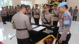 Pergantian Pejabat Baru, Kapolres Pasuruan Pimpin Upacara Sertijab PJU dan Kapolsek
