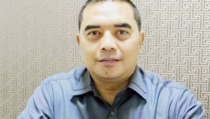Masyarakat di Kampung Gardu RT.08.RW.04, Desa Medalkrisna, Menunjukkan Antusiasme Saat Mengantri Untuk Menerima Bantuan Air Bersih Dari Anggota DPRD Provinsi Jawa Barat