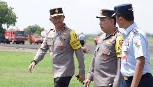 Kapolda Jatim Sambut Kedatangan Menko PMK dan Kapolri Gencarkan Penanaman 10 Juta Pohon