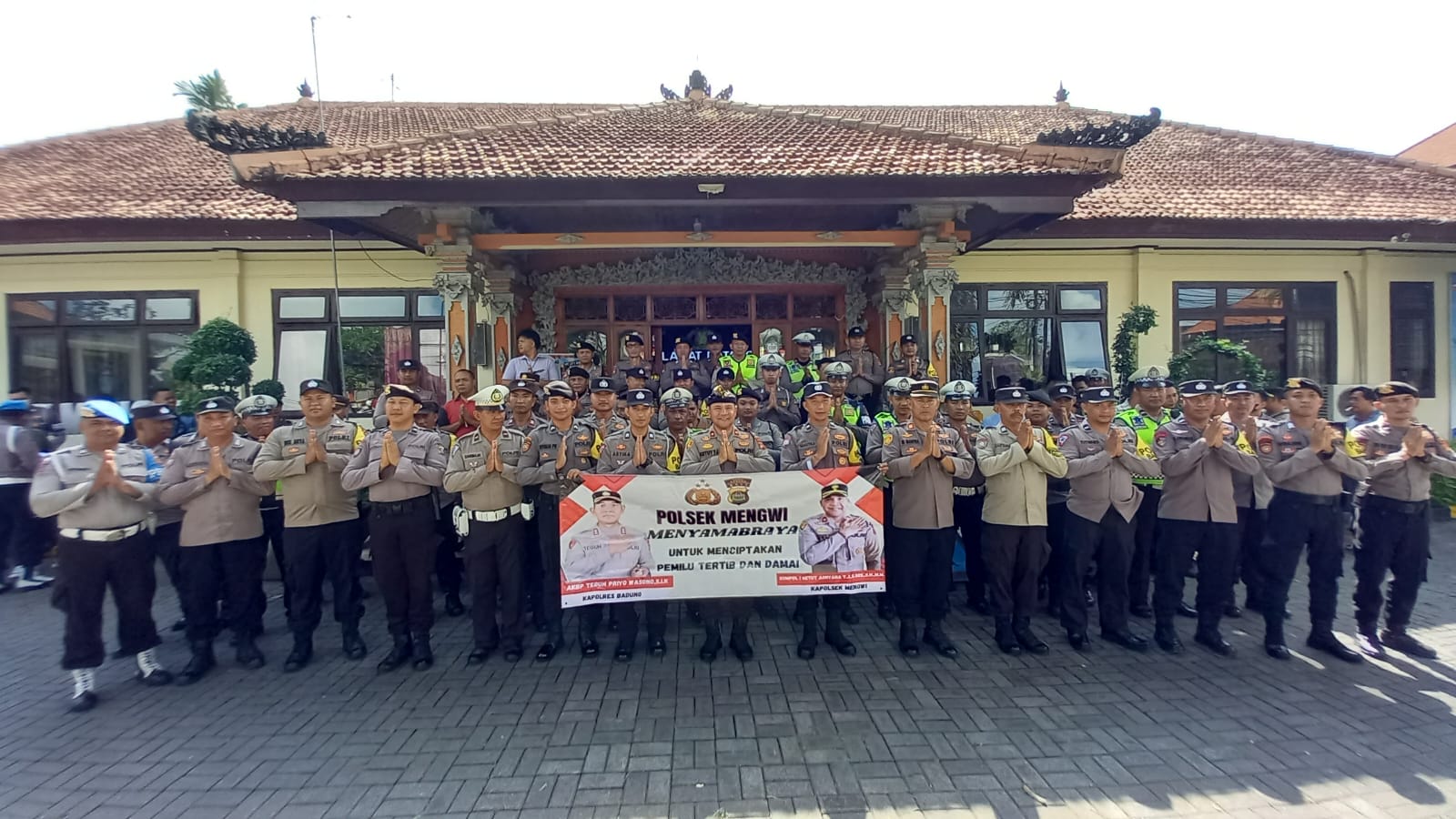 Kapolsek Mengwi Bagikan Buku Saku Polisi Banjar