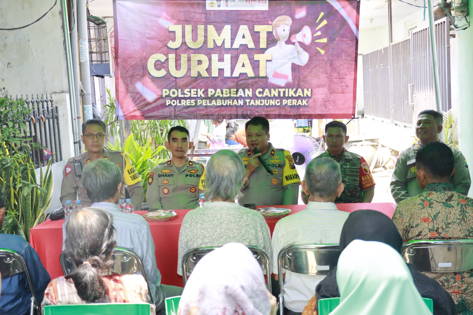 Polres Pelabuhan Tanjung Perak Surabaya Sampaikan Pesan Pemilu Damai Melalui Jumat Curhat
