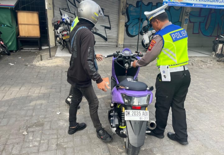 Unit Lantas Polsek Kuta Utara Tindak Pengendara Yang Tidak Disiplin