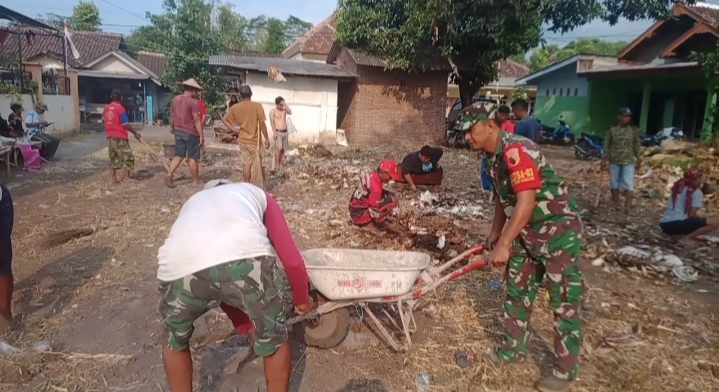 Ciptakan Kebersihan Lingkungan, Anggota Koramil Leces Bersama Masyarakat Bersihkan Sampah