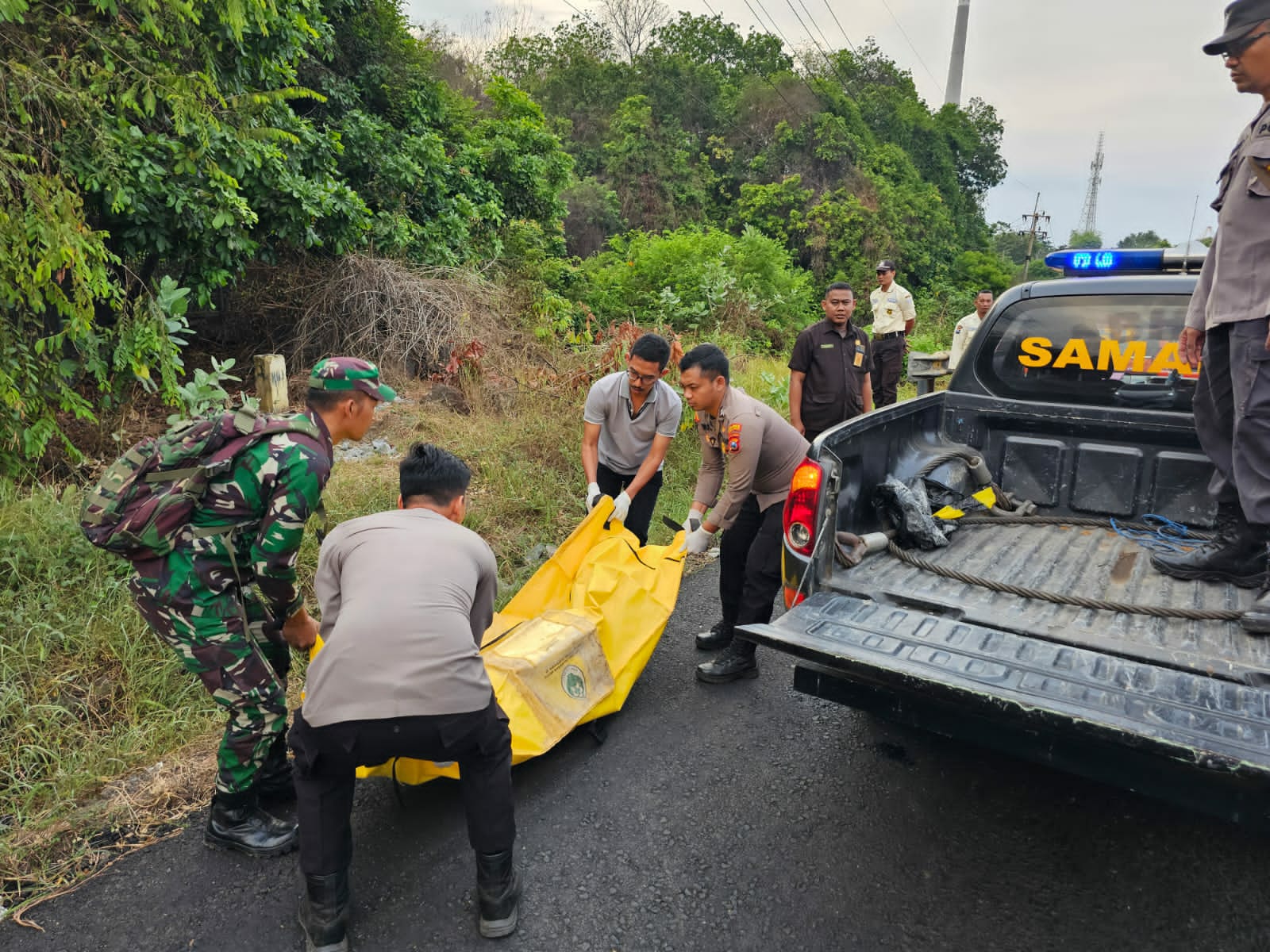 Koramil Paiton Bantu Evakuasi Mayat ODGJ