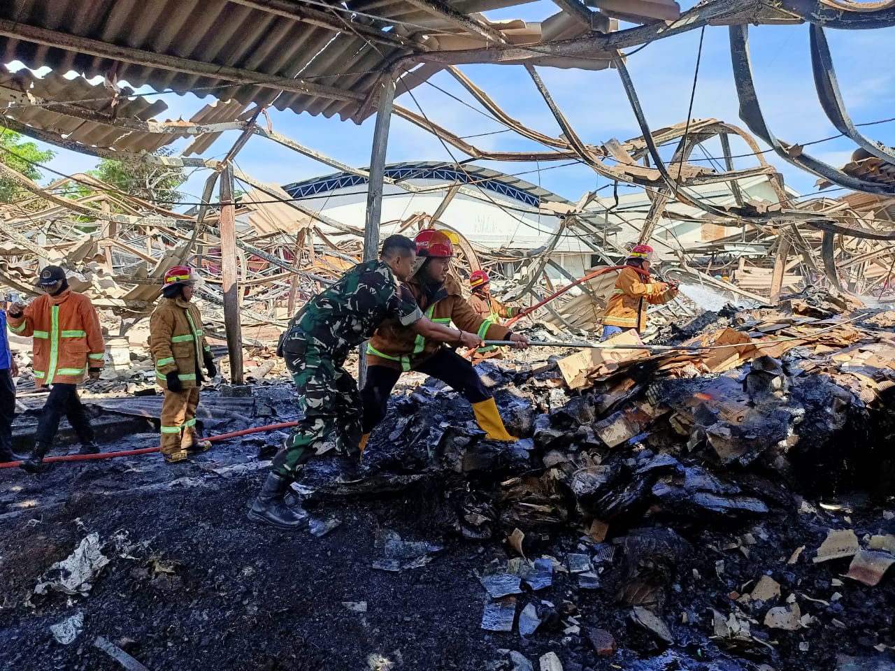 Koramil Leces Kerja Bakti Bersihkan Pasar Leces Pasca Terbakar