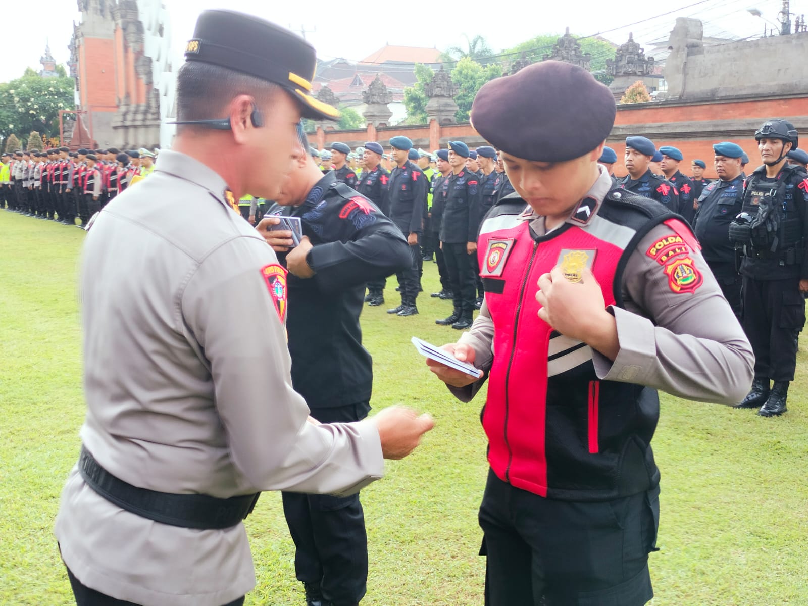 Bagikan Buku Saku Karendalops OMB Tekankan Netralitas Polri
