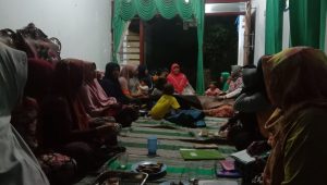 Kemerihan Pemberian Kejutan Hari Ibu Kepada Ibu RT Yang Dikenal Tangguh