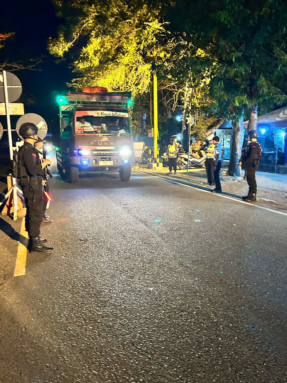 Personel Terlibat Ops Lilin Agung 2023 Jaga Ketat Keamanan Pintu Masuk Pelabuhan Gilimanuk Jelang Nataru 2023-2024