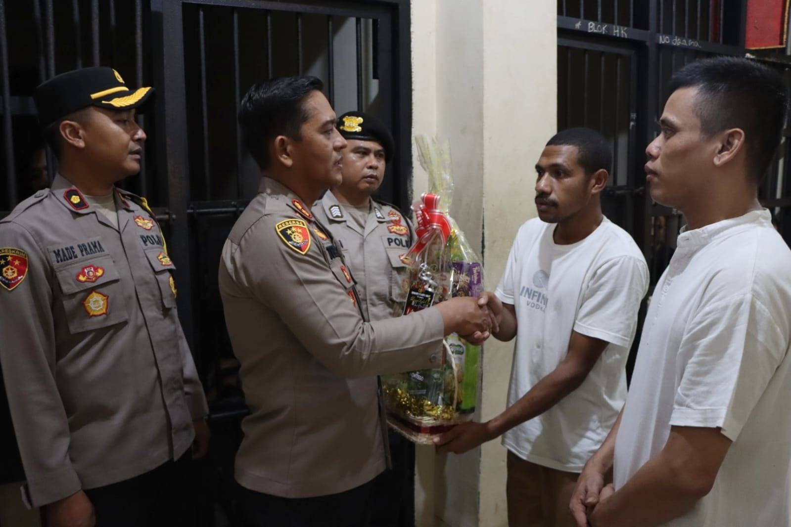 Kapolres Badung AKBP Teguh Priyo Wasono Beri Kado Natal Para Tahanan