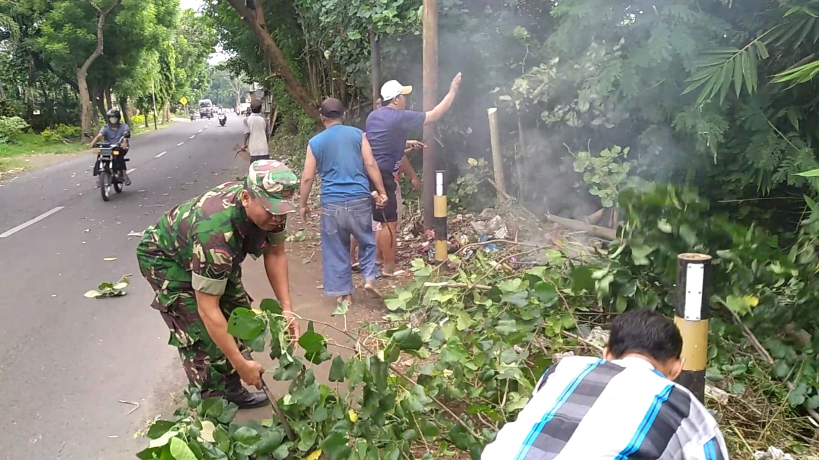 Pelopori Pembersihan Jalan Desa, Sertu Yoyok Ajak Warganya Peduli Lingkungan