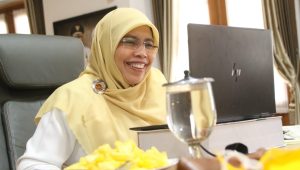 Bagikan Kacamata Gratis, Siti Muntamah Pertahankan Minat Baca Kaum Ibu