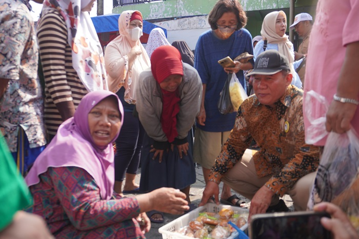Kunjungi Pasar Tumpah Sawotratap, Bambang Haryo Dikerubungi Ibu-Ibu