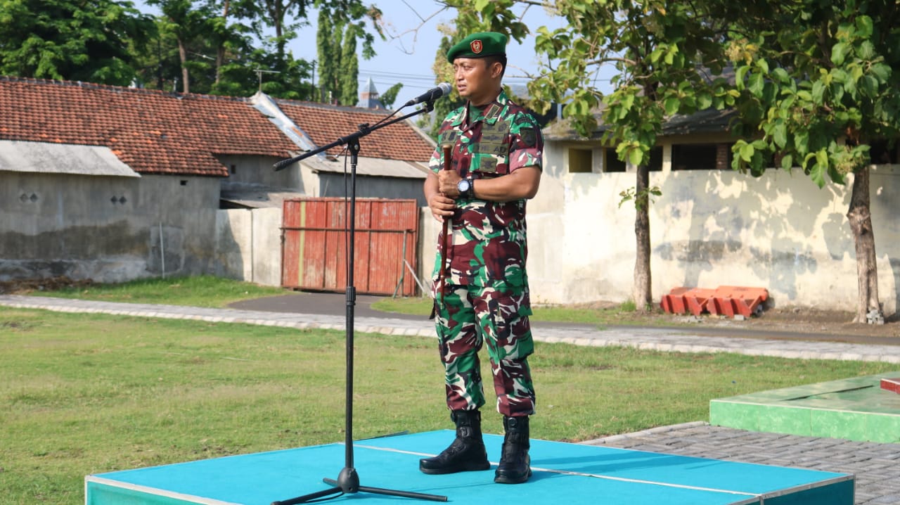 Dandim Probolinggo Letkol Arm Heri Budiasto memimpin Apel Bersama Di Awal Tahun