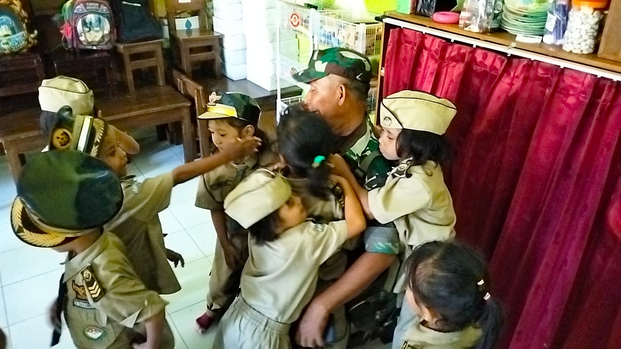 Tanamkan Rasa Cinta Tanah Air, Babinsa Wonoasih Berikan Wasbang Sejak Dini