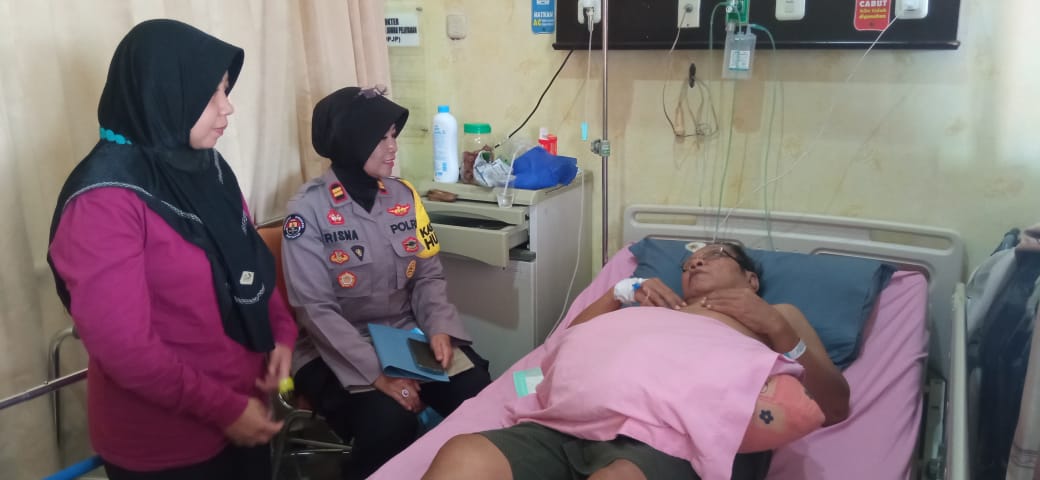 Wujud sinergitas Polri Bersama Awak Media, Kasihumas Polres Bangkalan Jenguk Wartawan Sakit