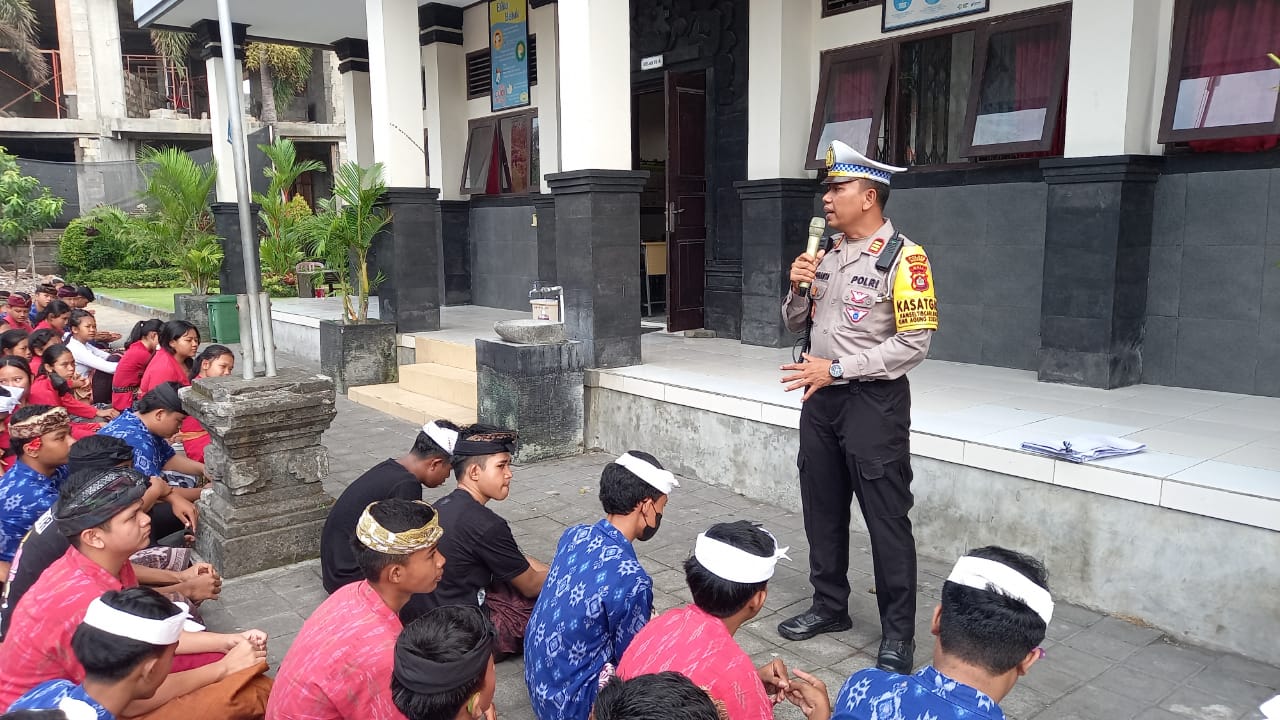Satlantas Polres Badung Goes To School SMP N 4 Kuta Utara