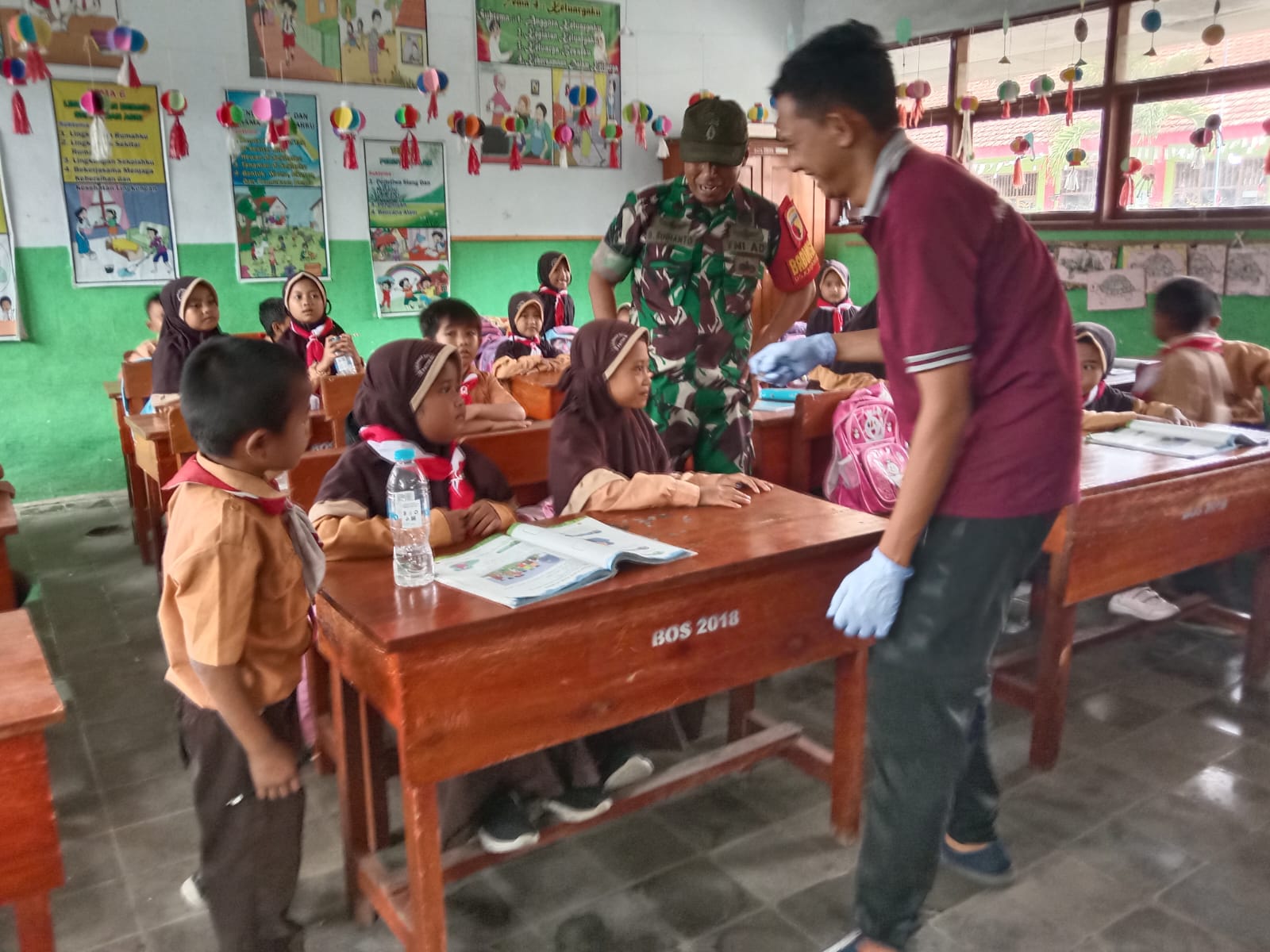 Koramil Paiton Dampingi Pelaksanaan Imunisasi