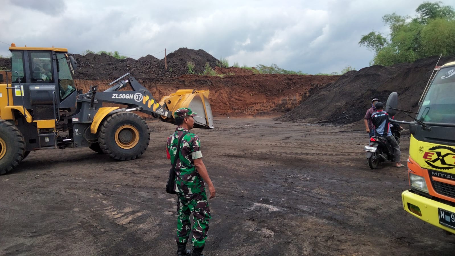 Peduli Keselamatan Warga, Babinsa Wonomerto Monitoring Tambang Pasir