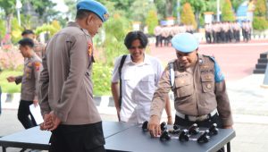 Cegah Pelanggaran, Polres Gresik Gelar Test Urine dan Pengecekan Senjata Personel